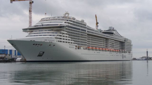 MSC Fantasia - Bassin de Penhoet - 24 octobre 2008.JPG